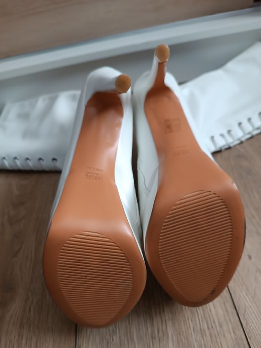 Białe sznurowane kozaki