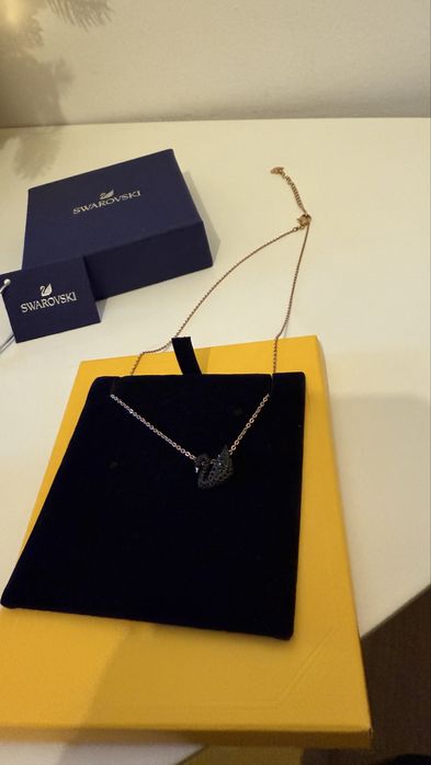 Swarovski piękny łańcuszek czarny łabędź różowe złoto
