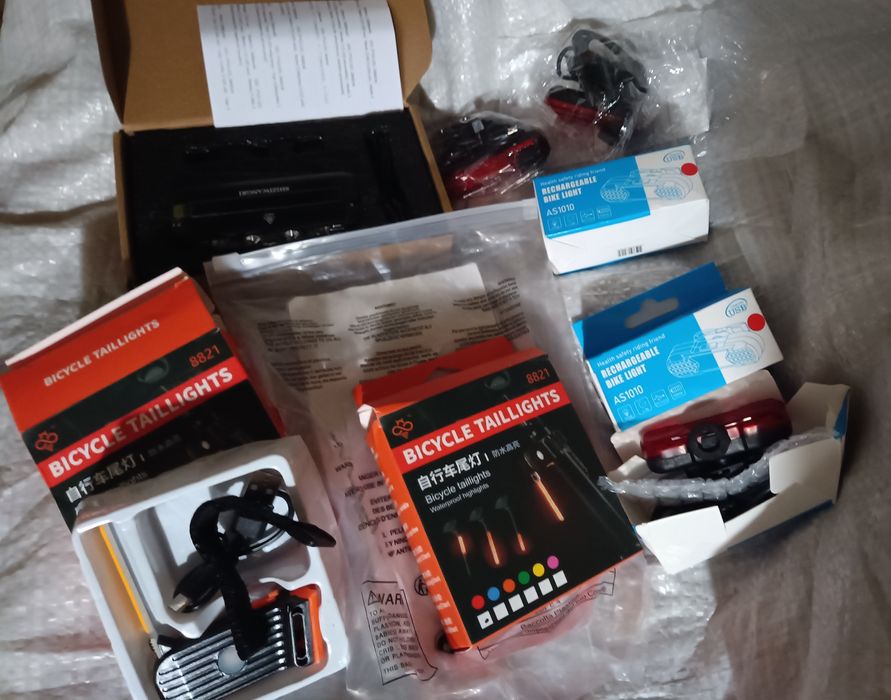 Задние стопы акамуляторные.и передний металлический мощный фонарь.ново