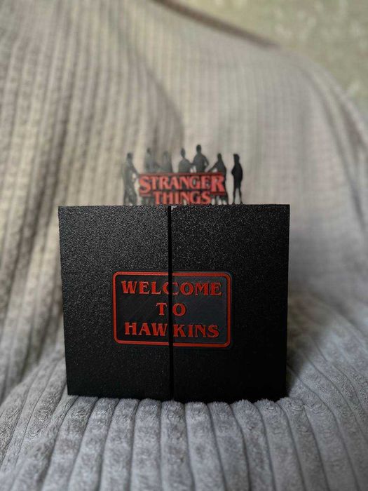 Поличка стенд Stranger Things Дивні дива