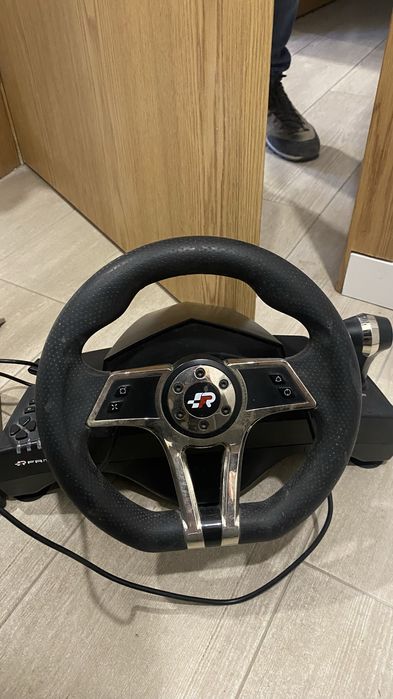 Volante e pedais para jogar