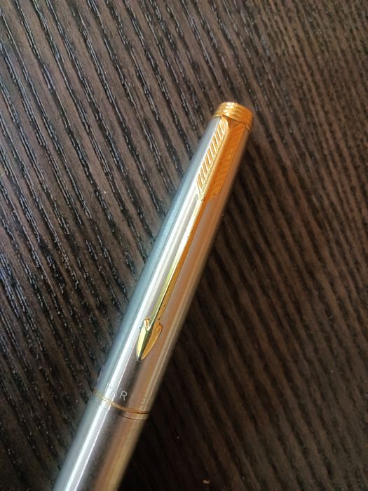 Caneta Parker 75 em aço com aparo em ouro