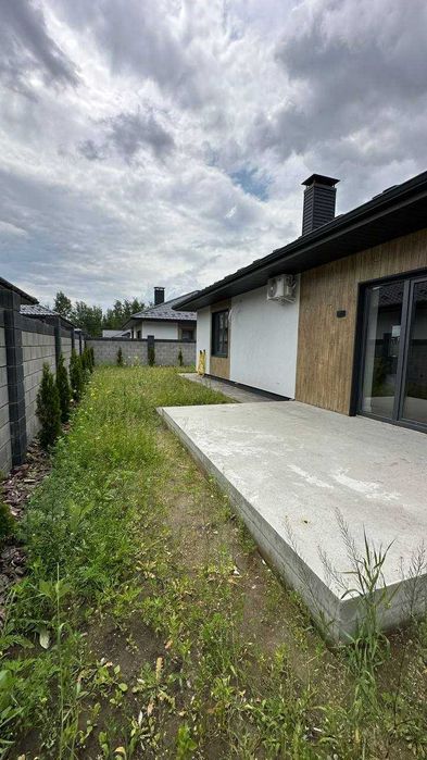 Будинок з сучасним ремонтом, каміном і ділянкою 4 сотки