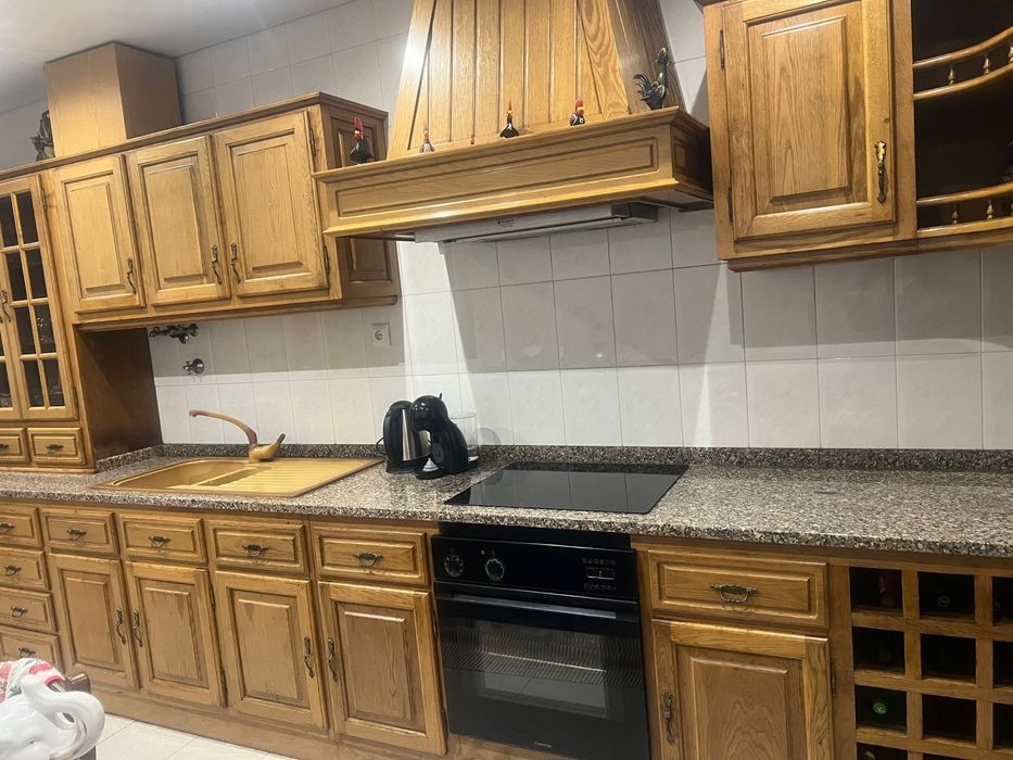 Cozinha completa em madeira + mesa de pedra e 6 cadeiras