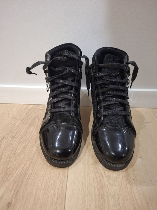 Czarne buty za kostkę rock glamour lakier błysk