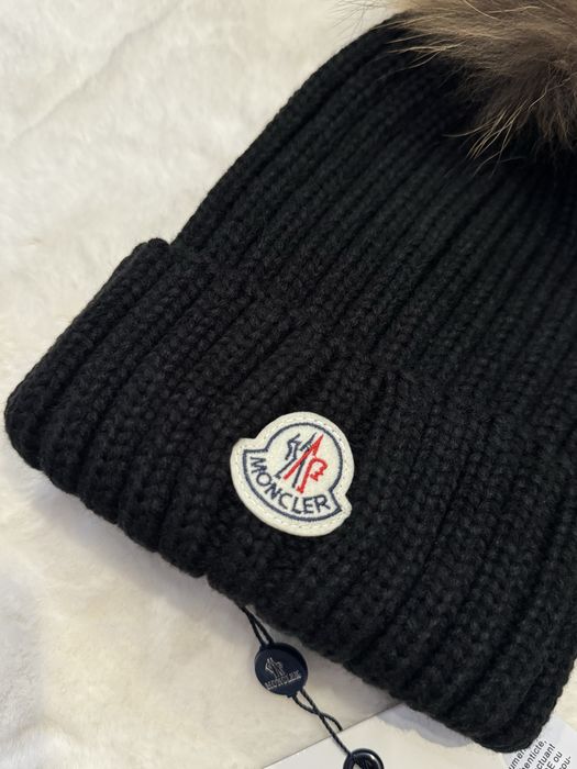 Шапка moncler жіноча вʼязана з натуральним хутром