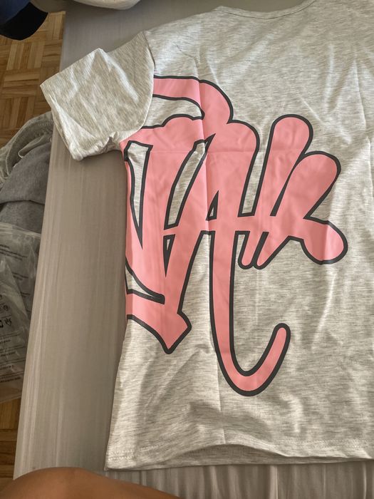 T-shirt temu rosa e cinzenta