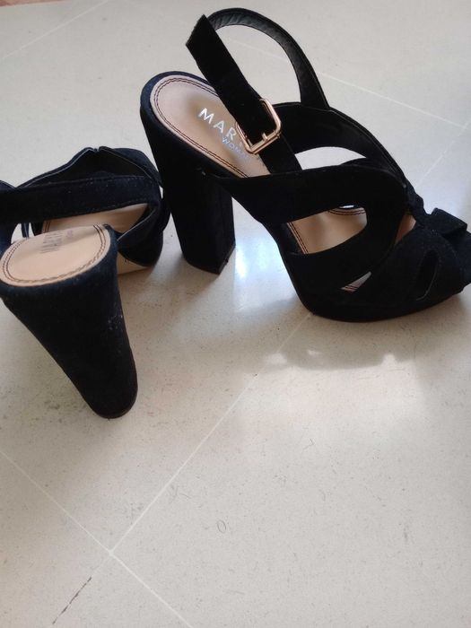 Sandálias em camurça pretas, número 35, usadas apenas uma vez.