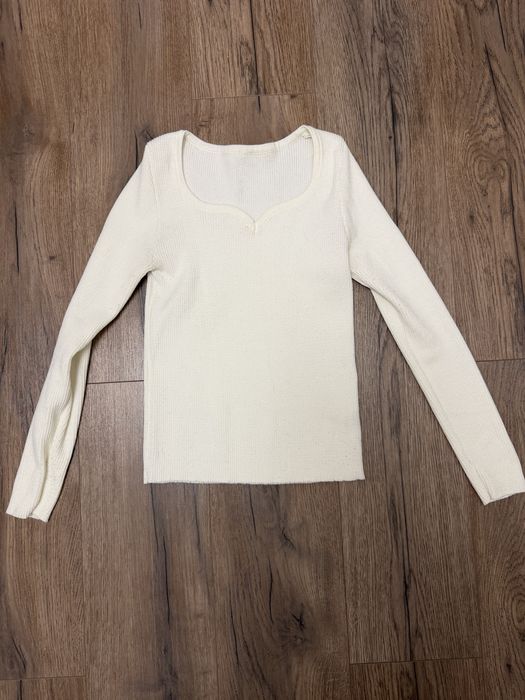 Biała bluzka z dekoltem