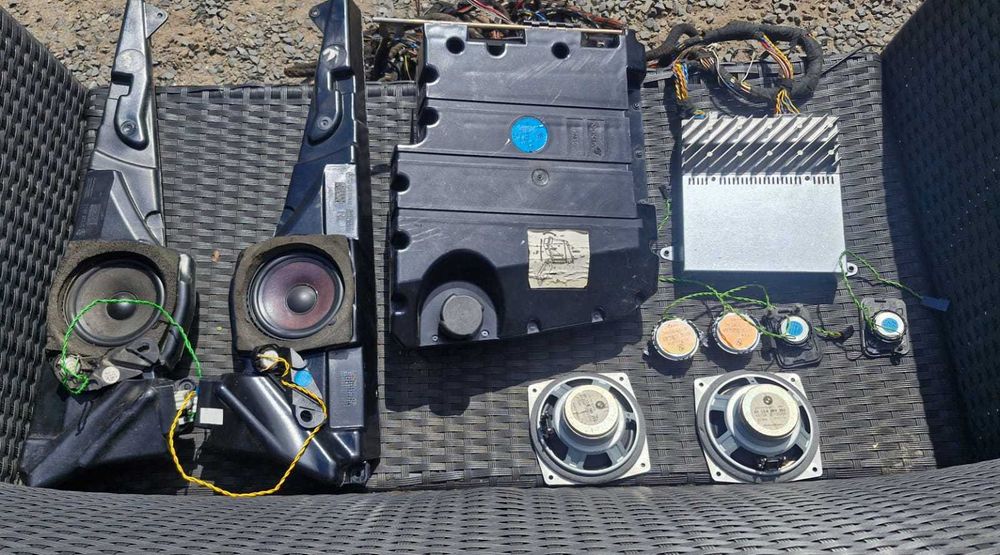 Nagłośnienie subwoofer wzmacniacz HAES wiązka BMW E39 touring kombi.