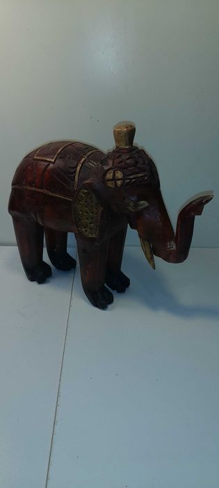 Słoń drewniany ręcznie wykonany .