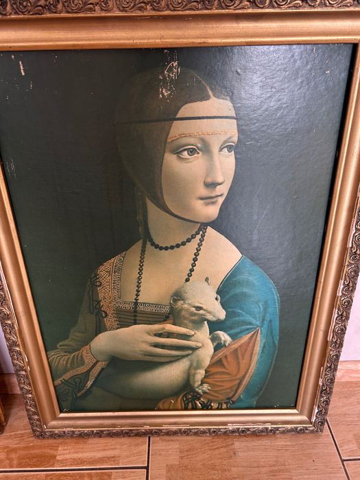 Plakat Dama z Łasiczką w starej ramie drewnianej.