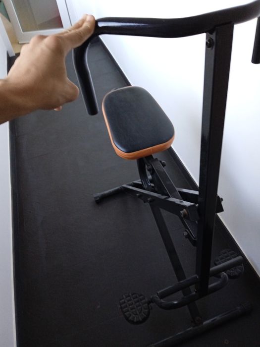 Máquina fitness corpo todo e movimentação