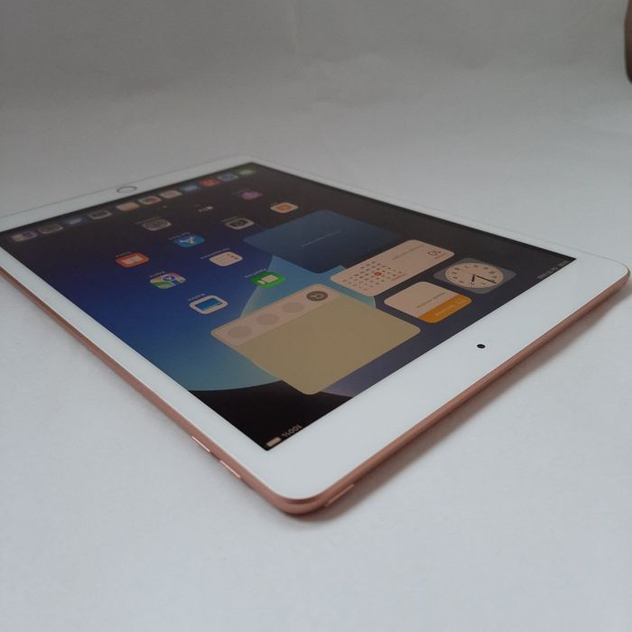 iPad 8 32GB wifi A2270 Gold цілий робочій подарунок!