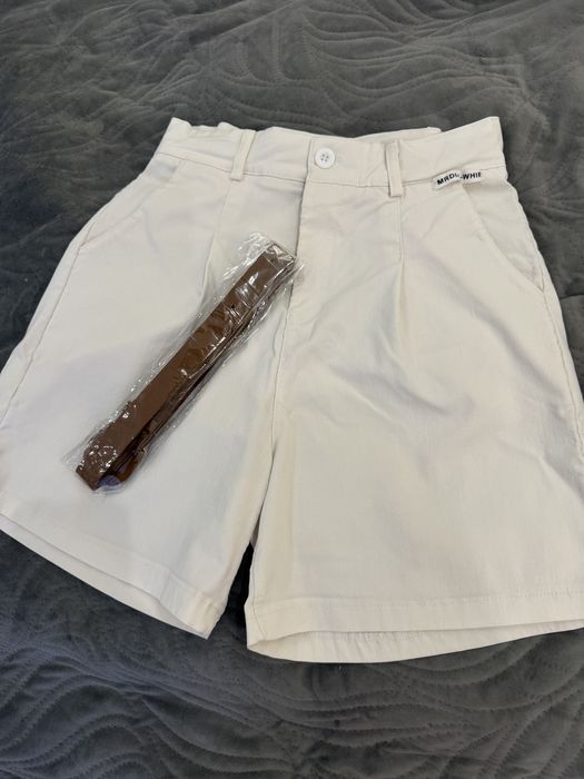 Білі шорти з ремінцем