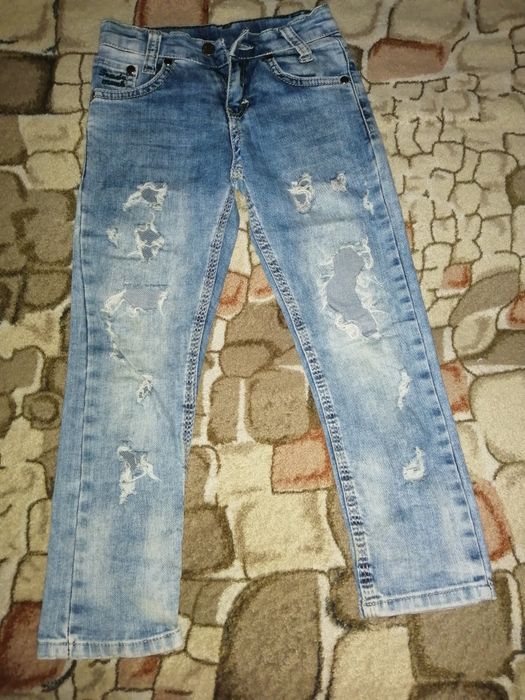 Рваные джинсы