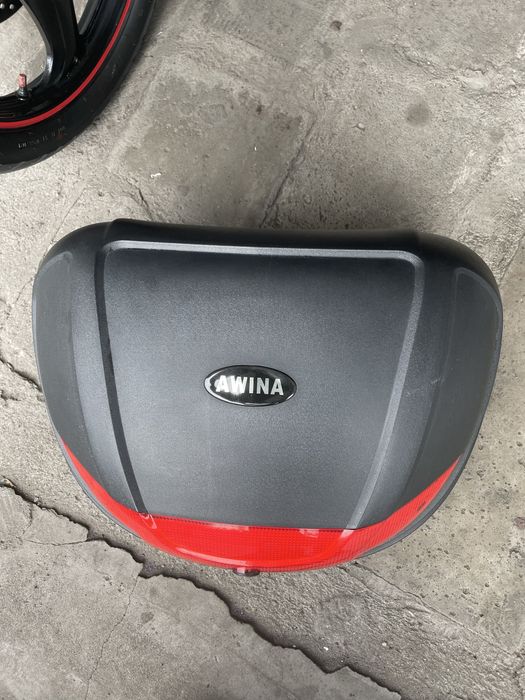 Kufer awina na motocykl dwa kaski