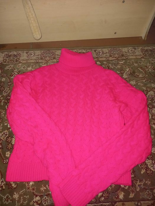 Продам свитер малинового цвета