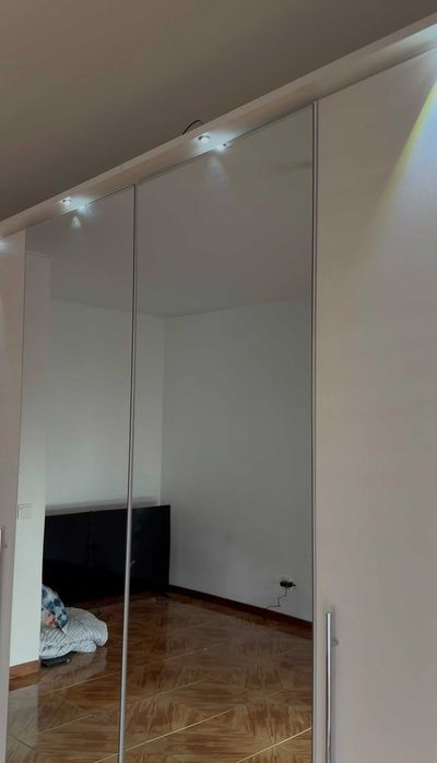 Roupeiro 255 cm com espelhos e iluminação LED