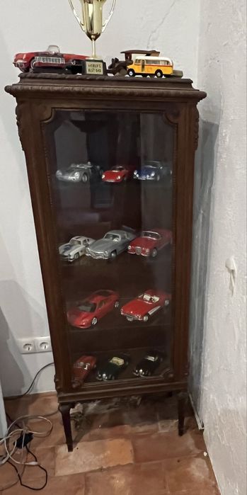 Vitrine com luz incorporada.