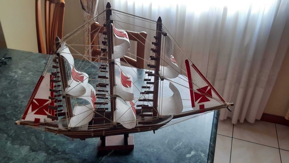 Maquete de fragata feita por artesão