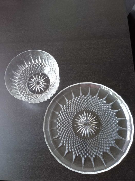 Taças e prato de bolo de cristal