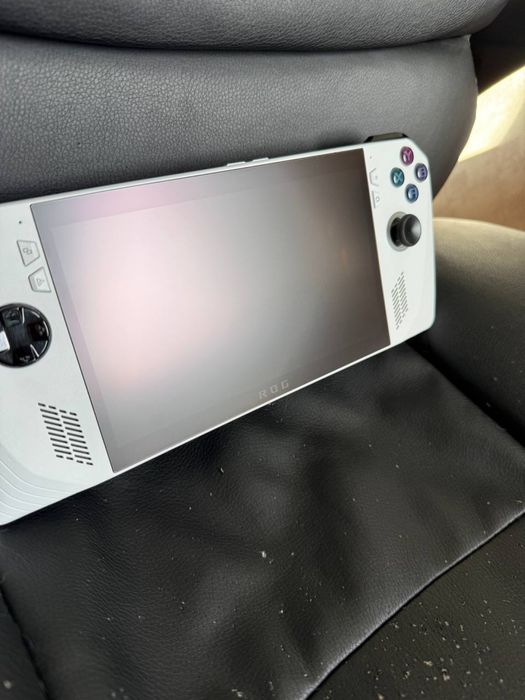 Портативна ігрова консоль Asus ROG Ally з процесором Z1 Extreme