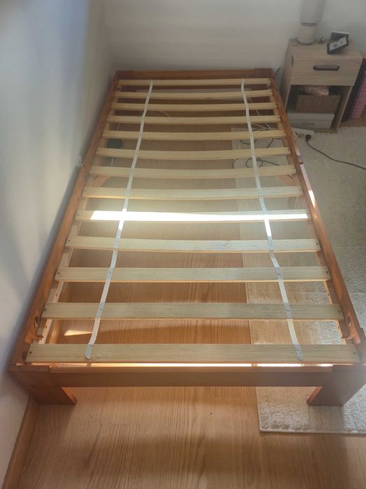 Cama solteiro de madeira