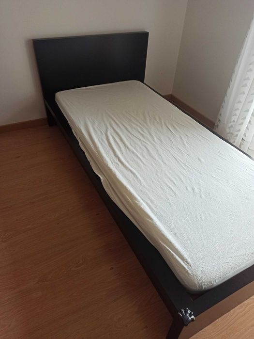 Cama de solteiro e mesa de cabeceira MALM, IKEA