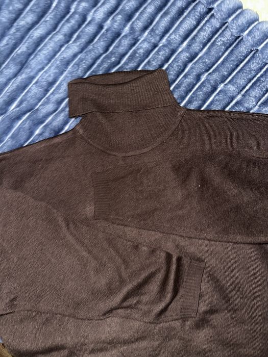 Светр коричневий з високою горловиною