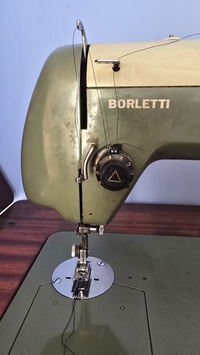 Máquina de costura antiga Borletti com móvel – a funcionar