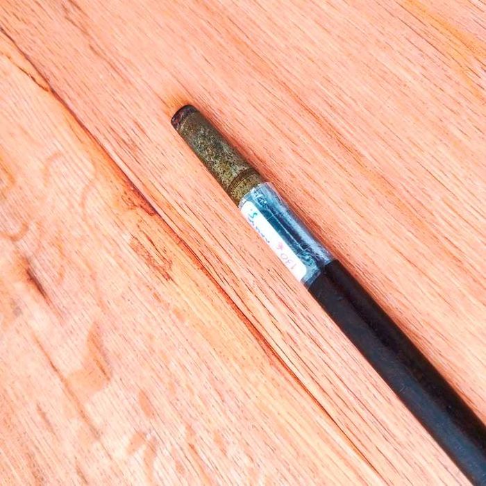 Bengala em madeira exótica maciça e patinada com castão tubular em metal prateado