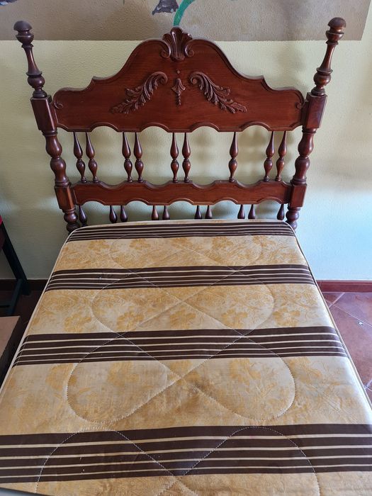 Cama de solteiro + escravaninha+ mesa cabeceira em madeira maciça