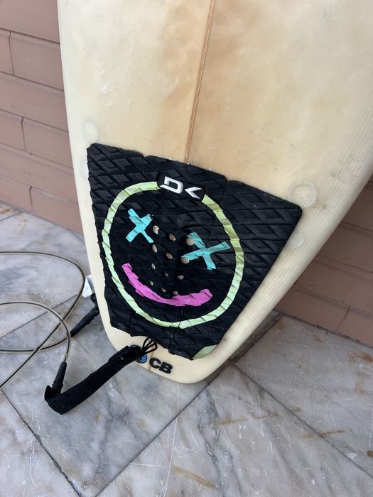 Prancha de Surf 5’11 c/quilhas, deck e leash