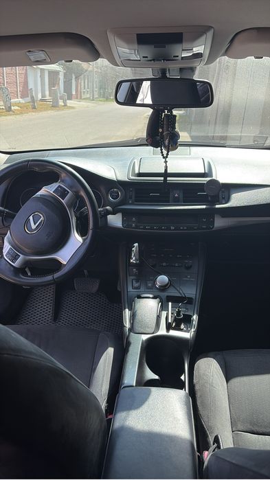 Продам Lexus CT (гибрид)