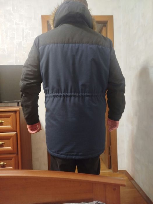 Продам  парка синьо-чорного кольору з хутровим капюшоном