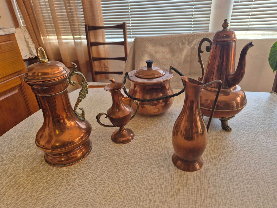 conjunto de antiguidades em bronze, latão, estanho e cobre.