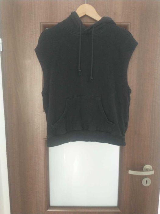 Czarna damska bluza z kapturem bez rękawów