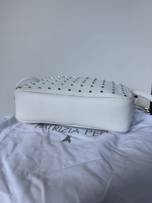 Patrizia Pepe skórzana torebka biała listonoszka oryginalna z ćwiekami camera bag