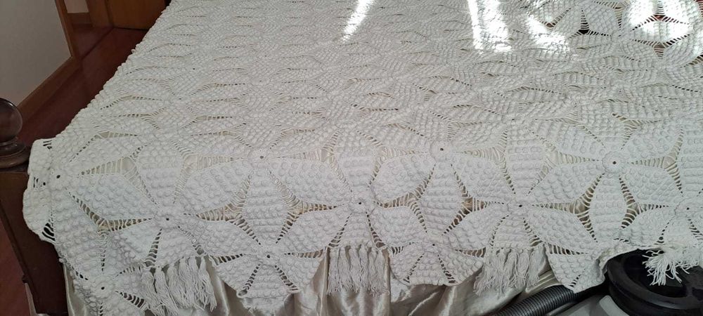 Colcha branca de renda feita à mão