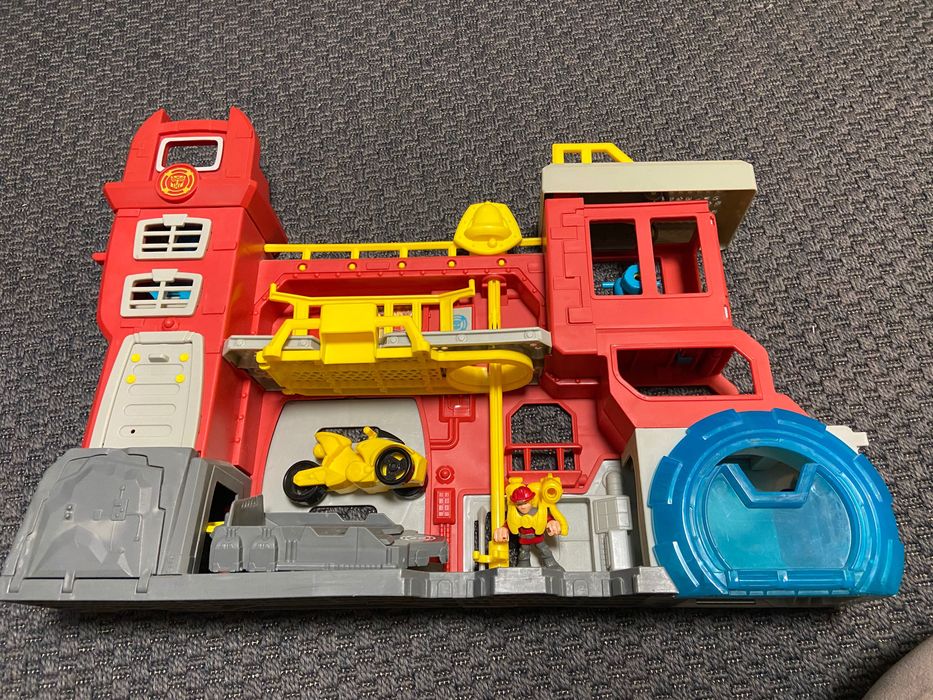 TRANSFORMERS Rescue Bot - remiza strażacka