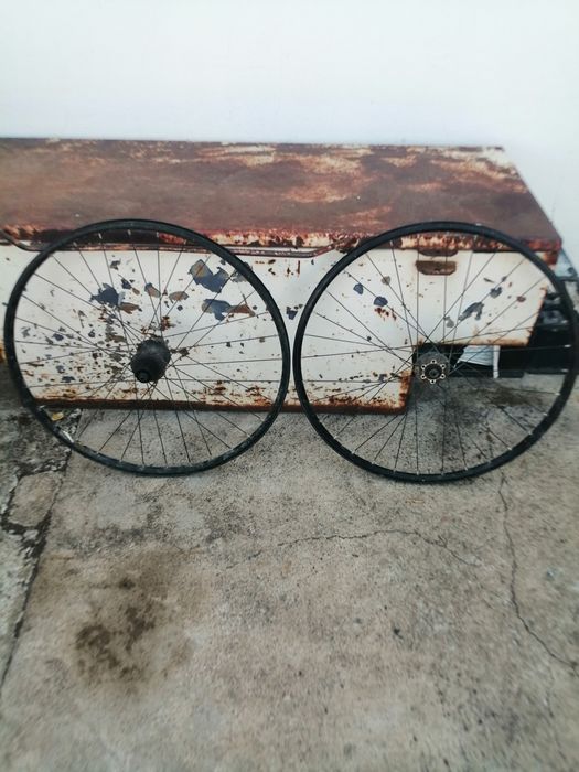 Várias peças de bicicleta