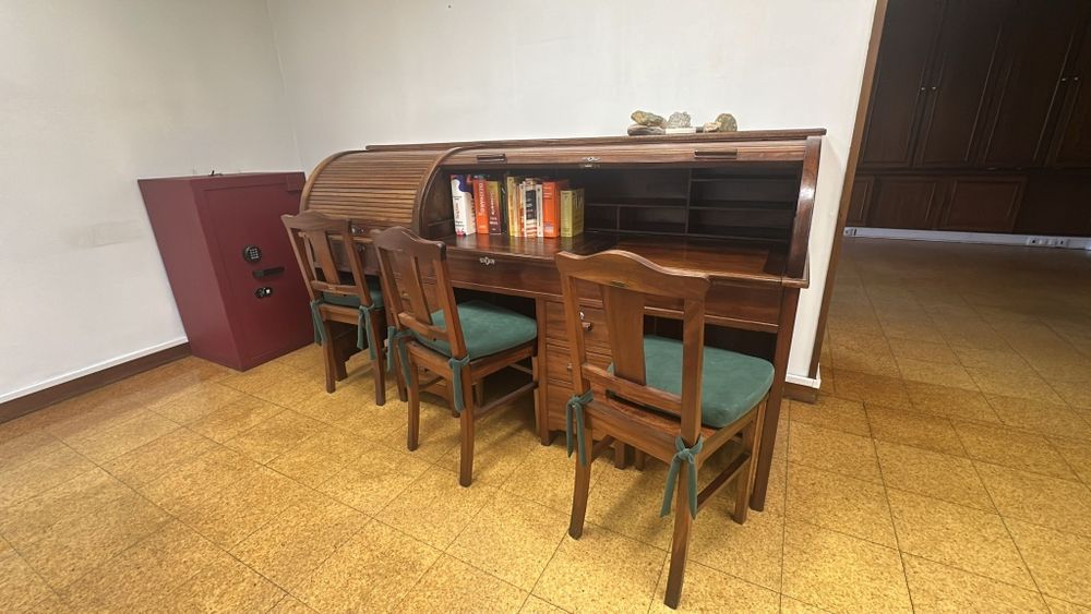 Secretária antiga restaurada