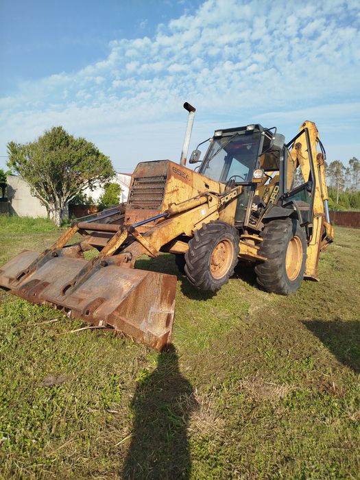Máquina retroescavadora