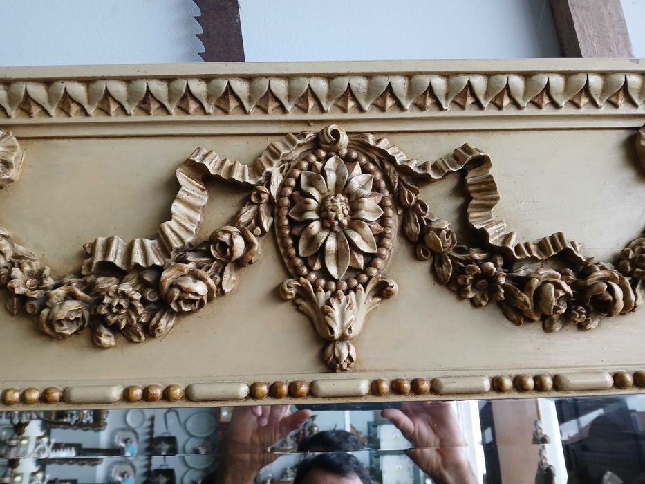 Grande espelho antigo com talha em madeira