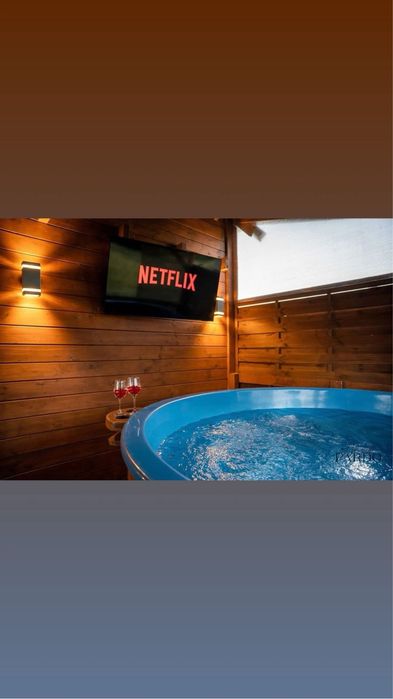 Domek nad jeziorem  z jacuzzi, sauną, plac zabaw