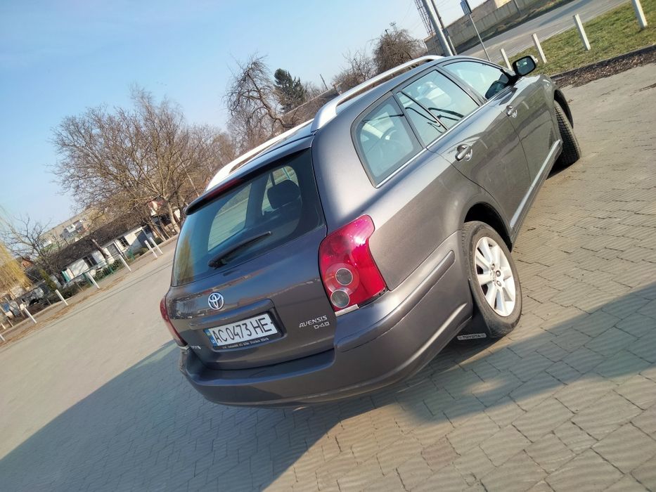 Тойота  Авенсіс .