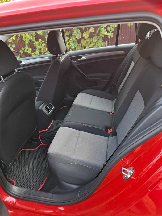 Автомобіль Фольксваген Гольф 7