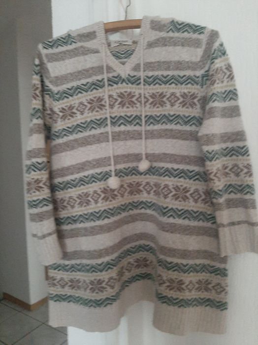 Sweter z kapturem