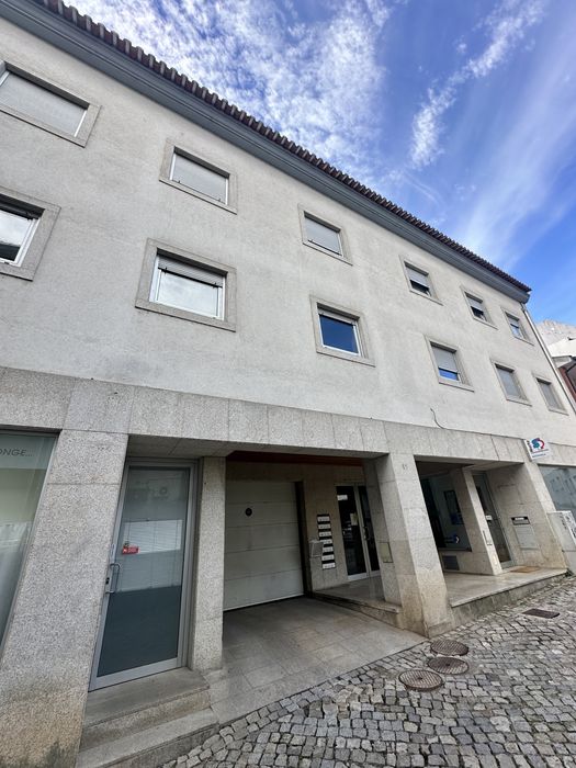 Arrenda-se T3 com Garagem / 150m2 em pleno centro de Bragança